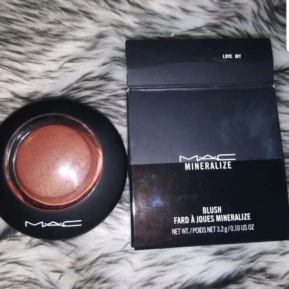 Mac Cosmetics makeup bundle - Picture 2 of 4